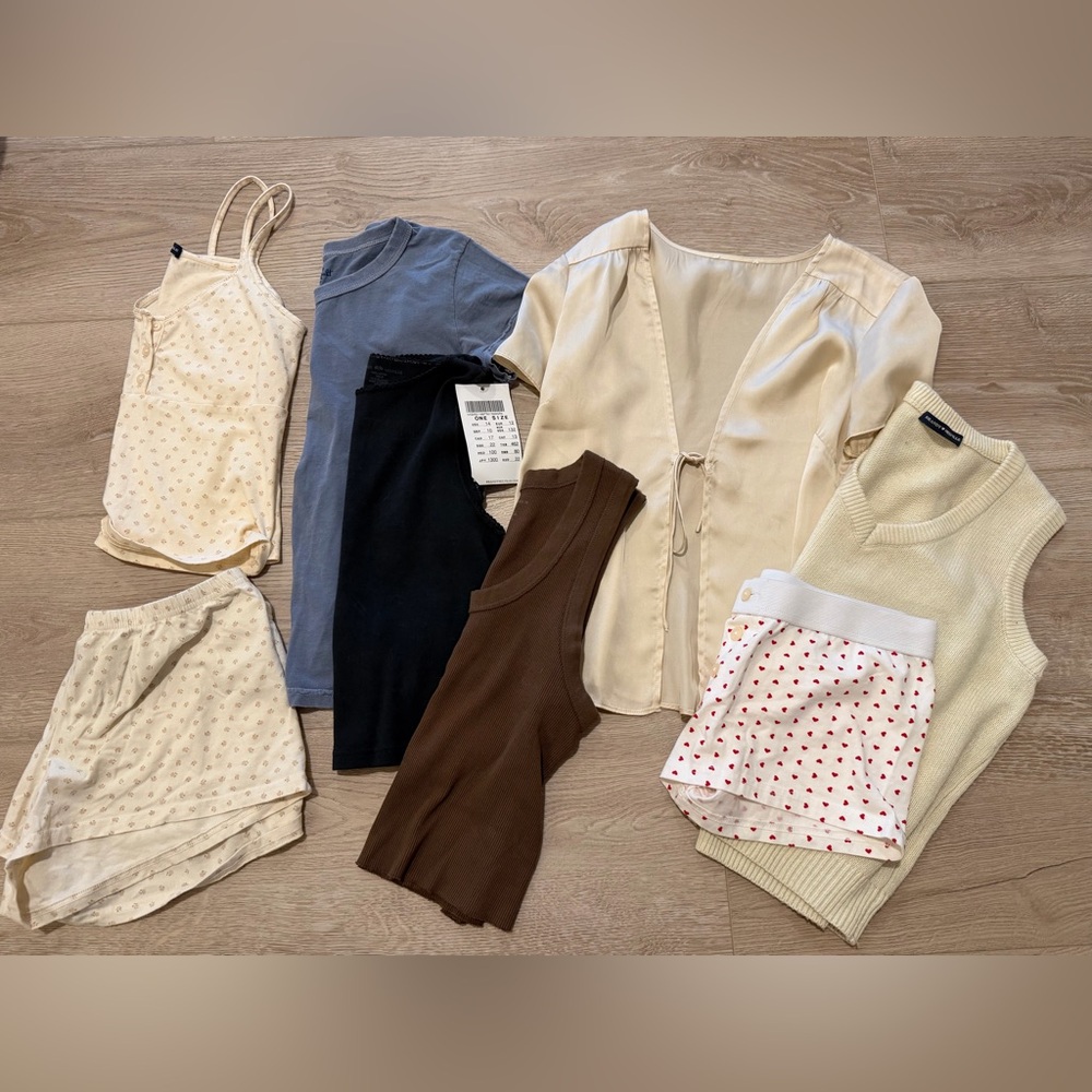 BRANDY MELVILLE BUNDLE 8 ITEMS! - image 1